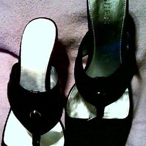 Guess Post Toe Sandal In Black Size 9